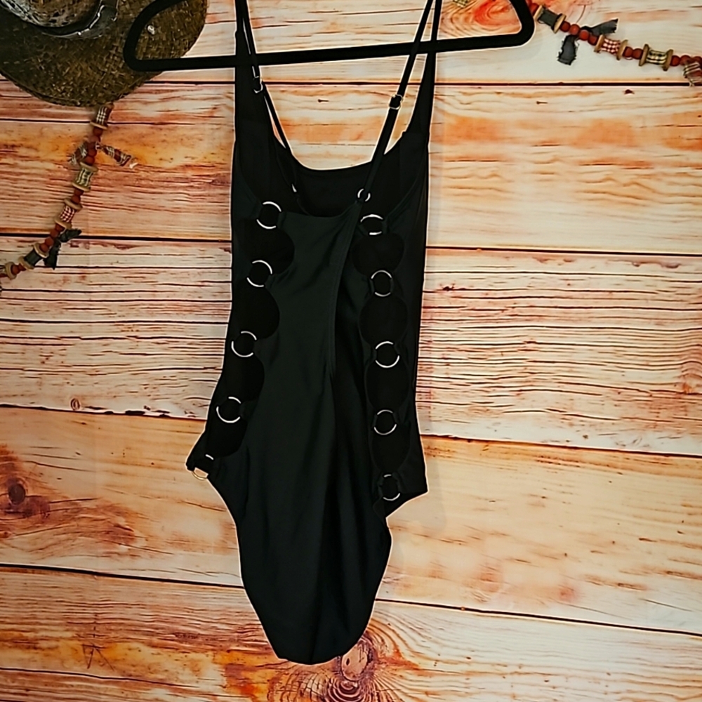 NWOTs "CALIFORNIA SUNSHINE" FLATTERING BLACK 1 PIECE RING SIDED SWIMSUIT!! SZ LG